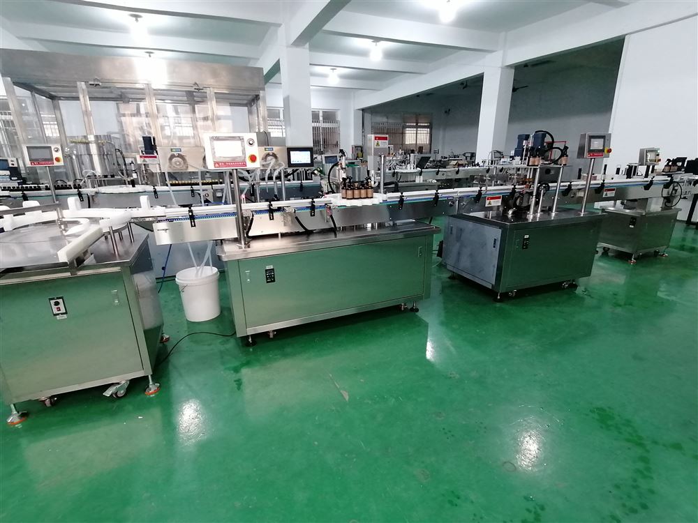 香薰精油灌裝貼標(biāo)生產(chǎn)線視頻