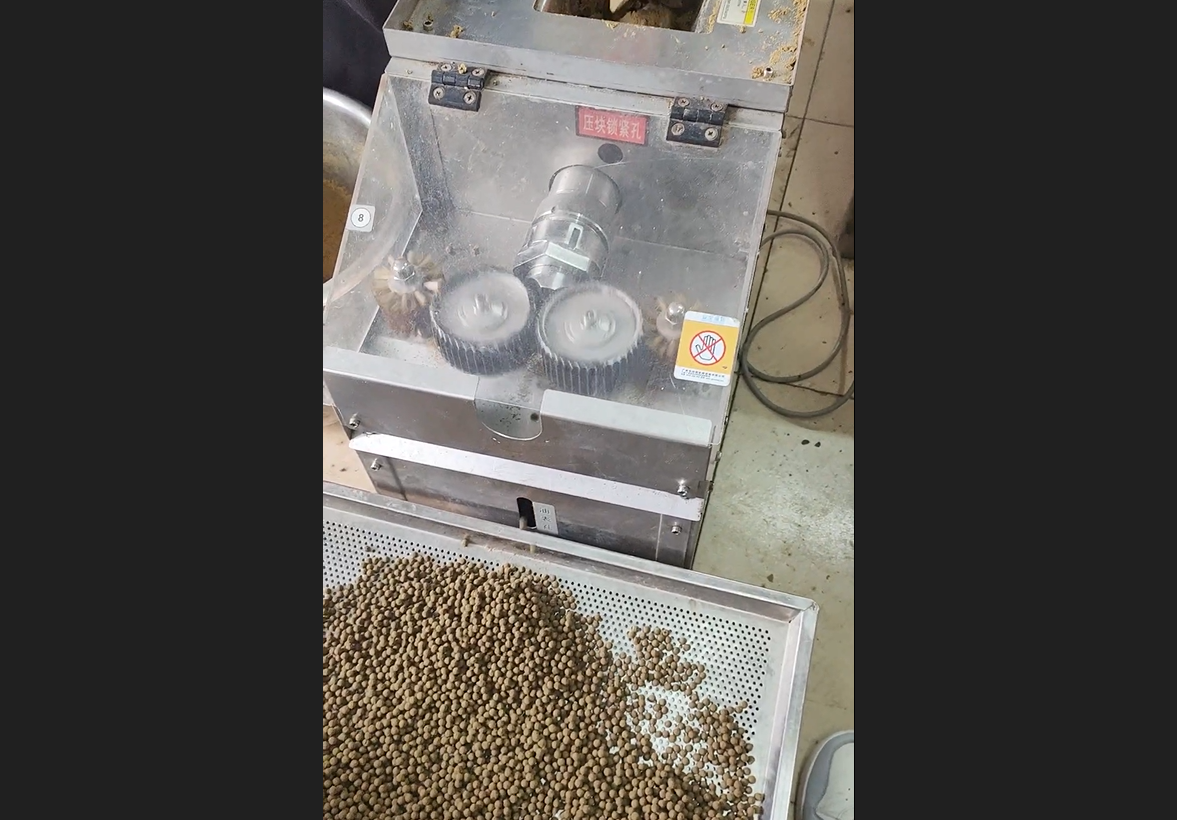 半自動(dòng)中藥制丸機(jī)