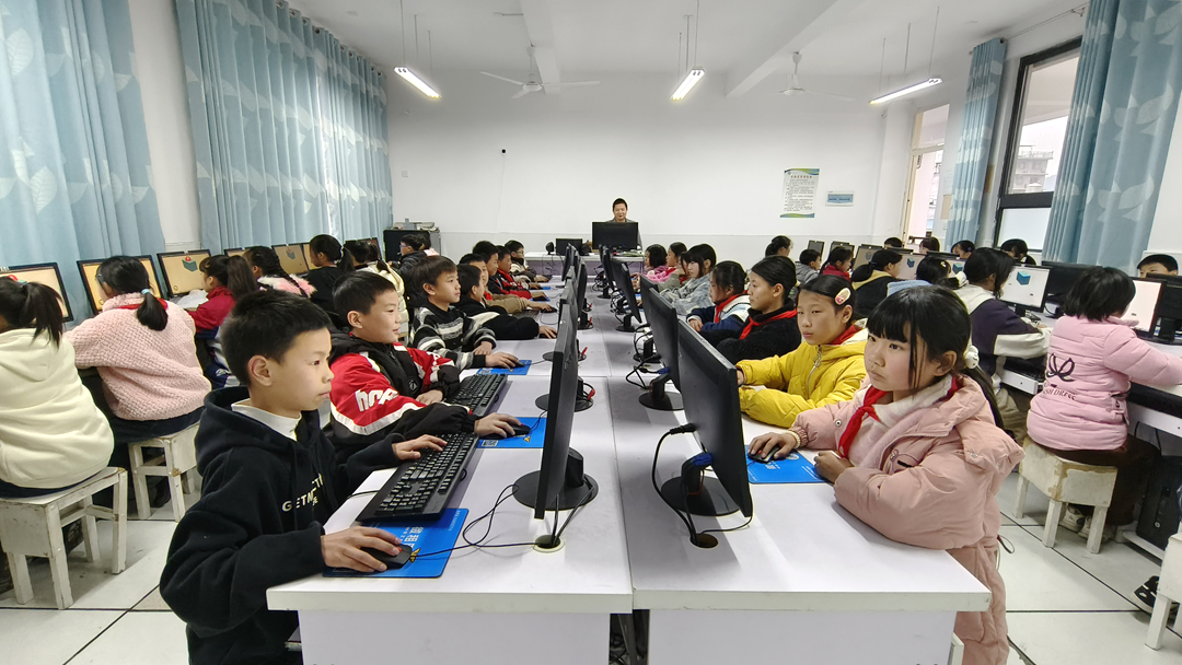 江苏巨天称重设备有限公司创始人孙海清向家乡小学捐赠电脑