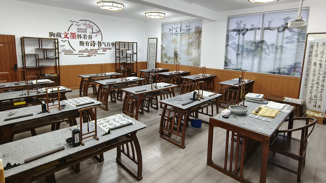 江苏巨天称重设备有限公司创始人孙海清向家乡小学捐赠电脑