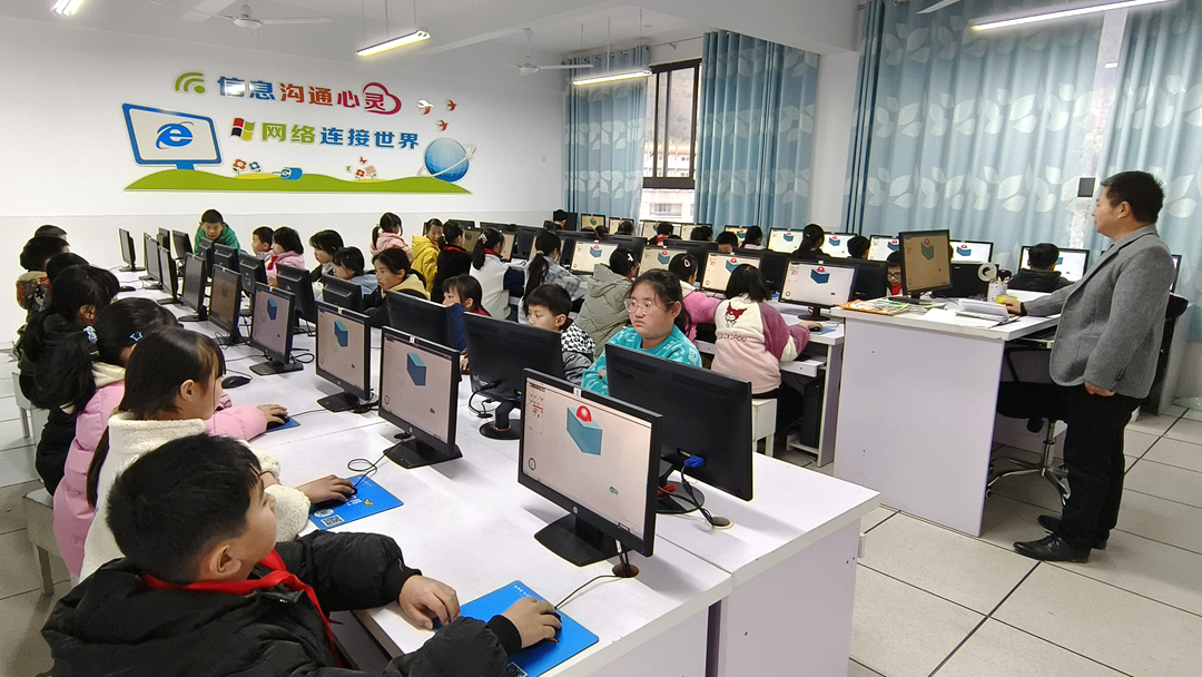 江苏巨天称重设备有限公司创始人孙海清向家乡小学捐赠电脑