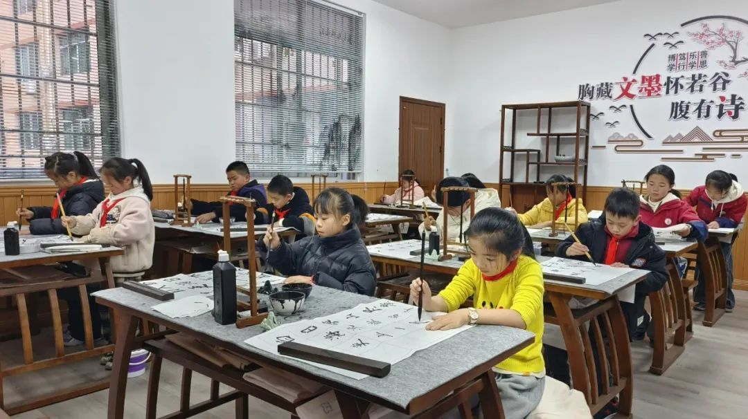 江苏巨天称重设备有限公司创始人孙海清向家乡小学捐赠电脑